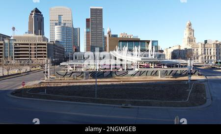 Des Moines, IOWA, USA - 11. Februar 2023: Luftaufnahme der Skyline des Moines vom EMC Overlook im MacRae Park Stockfoto