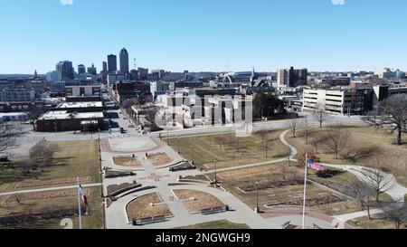 Des Moines, IOWA, USA - 11. Februar 2023: Luftaufnahme der Skyline des Moines vom EMC Overlook im MacRae Park Stockfoto