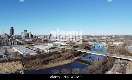 Des Moines, IOWA, USA - 11. Februar 2023: Luftaufnahme der Skyline des Moines vom EMC Overlook im MacRae Park Stockfoto