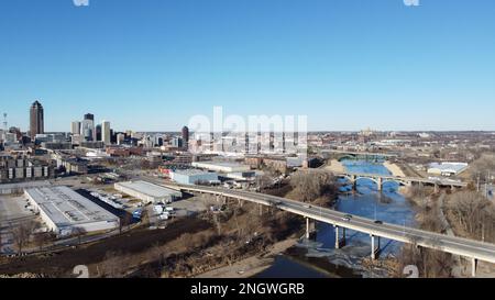 Des Moines, IOWA, USA - 11. Februar 2023: Luftaufnahme der Skyline des Moines vom EMC Overlook im MacRae Park Stockfoto