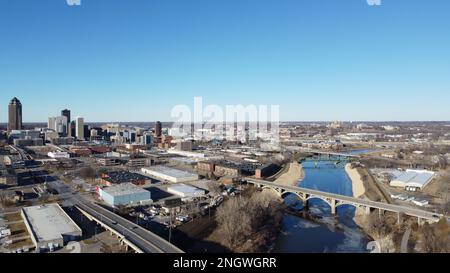 Des Moines, IOWA, USA - 11. Februar 2023: Luftaufnahme der Skyline des Moines vom EMC Overlook im MacRae Park Stockfoto