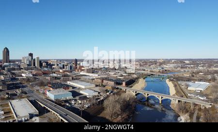 Des Moines, IOWA, USA - 11. Februar 2023: Luftaufnahme der Skyline des Moines vom EMC Overlook im MacRae Park Stockfoto