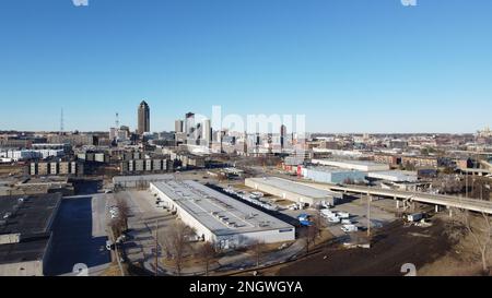 Des Moines, IOWA, USA - 11. Februar 2023: Luftaufnahme der Skyline des Moines vom EMC Overlook im MacRae Park Stockfoto