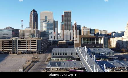 Des Moines, IOWA, USA - 11. Februar 2023: Luftaufnahme der Skyline des Moines vom EMC Overlook im MacRae Park Stockfoto