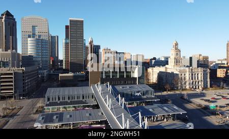 Des Moines, IOWA, USA - 11. Februar 2023: Luftaufnahme der Skyline des Moines vom EMC Overlook im MacRae Park Stockfoto