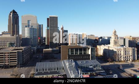 Des Moines, IOWA, USA - 11. Februar 2023: Luftaufnahme der Skyline des Moines vom EMC Overlook im MacRae Park Stockfoto