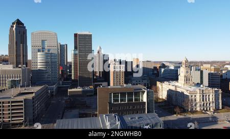 Des Moines, IOWA, USA - 11. Februar 2023: Luftaufnahme der Skyline des Moines vom EMC Overlook im MacRae Park Stockfoto