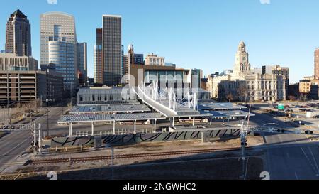 Des Moines, IOWA, USA - 11. Februar 2023: Luftaufnahme der Skyline des Moines vom EMC Overlook im MacRae Park Stockfoto