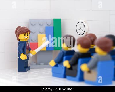 Tambov, Russische Föderation - 18. Februar 2023 Lego-Geschäftsleute mit Minifigures treffen sich und diskutieren Diagramme, die die Ergebnisse ihrer Arbeit zeigen Stockfoto