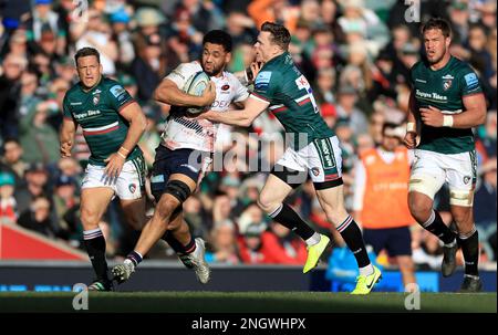 Andy Christie (zweite links) von Saracens wird von Chris Ashton von Leicester Tigers beim Gallagher Premiership Match im Mattioli Woods Welford Road Stadium, Leicester, angegriffen. Foto: Sonntag, 19. Februar 2023. Stockfoto