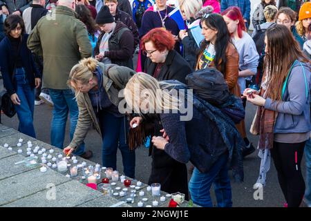 Bournemouth, Dorset, Großbritannien. 19. Februar 2023 Die Candlelight-Wache findet in Bournemouth statt für die Trans-Teenagerin Brianna Ghey, die am 11. Februar in Cheshire ermordet aufgefunden wurde, im Alter von 16 Jahren. Die Candlelight-Wache, organisiert von zwei LGBTQ-Organisationen in Bournemouth, inklusive Community Church und Bourne Free, zum Gedenken an Brianna Ghey, einen transsexuellen Teenager, der erstochen wurde. Kredit: Carolyn Jenkins/Alamy Live News Stockfoto