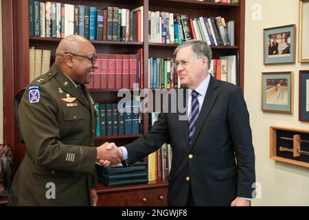 Generalmajor Isaac Johnson Jr., kommandierender General, USA Army Civil Affairs and Psychological Operations Command (Airborne) und Botschafter David M. Satterfield, Direktor des Baker Institute for Public Policy der Rice University, schütteln sich nach der Unterzeichnung einer Absichtserklärung am 28. November 2022 die Hand. Die Vereinbarung zielt darauf ab, den USA zusätzliche Schulungsmöglichkeiten zu bieten Spezialisten der Militärregierung der Army Reserve (38g). Stockfoto