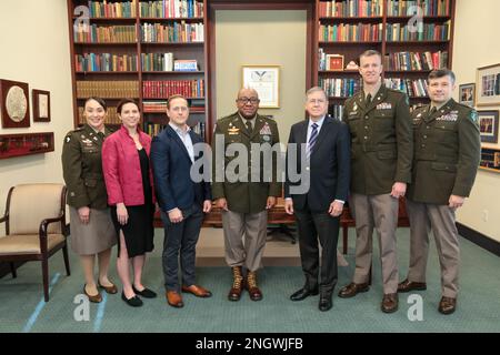 Generalmajor Isaac Johnson Jr., kommandierender General, USA Army Civil Affairs and Psychological Operations Command (Airborne) (Zentrum) und Botschafter David M. Satterfield (rechts vom Zentrum), Direktor des Baker Institute for Public Policy der Universität Rice, posieren mit USACAPOC(A)-Soldaten nach Unterzeichnung einer Absichtserklärung am 28. November 2022. Die Vereinbarung zielt darauf ab, den USA zusätzliche Schulungsmöglichkeiten zu bieten Spezialisten der Militärregierung der Army Reserve (38g). Stockfoto