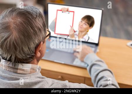 Nahaufnahme eines modernen älteren Mannes mit Online-Beratung durch einen Arzt Stockfoto