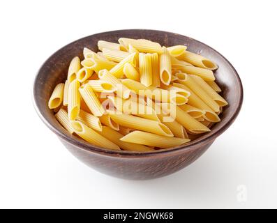 Ungekochte Penne Pasta in Keramikschale isoliert auf weißem Hintergrund mit Schneideweg Stockfoto