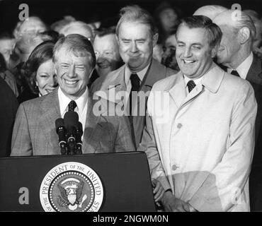 US-Präsident Jimmy Carter, Left, und US-Vizepräsident Walter Mondale, rechts, nachdem der Präsident am Andrews Air Force Base in Camp Springs, Maryland, ankam, nachdem die Friedensgespräche zwischen Ägypten und Israel am 14. März 1979 erfolgreich abgeschlossen wurden. Ägypten hat allen Bedingungen des Friedensvertrags zugestimmt, und die endgültige Entscheidung, ihn anzunehmen, liegt in einer Abstimmung in der israelischen Knesset. In der Mitte steht US-Außenminister Cyrus Vance. Kredit: Benjamin E. 'Gene' Forte/CNP Stockfoto