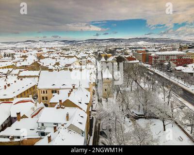 Drohnenfoto des Stadtzentrums von Sibiu, Rumänien. Die Fotografie wurde von einer Drohne in geringerer Höhe, in der Wintersaison, über dem Boulevard gemacht. Stockfoto