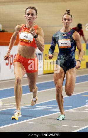 APELDOORN - Femke Bol mit Weltrekord in den 400m Jahren am zweiten Tag der niederländischen Hallenathletik-Meisterschaft. Auf der rechten Seite Lieke Klaver, der Zweiter wurde. ANP OLAF KRAAK Stockfoto