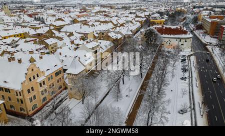 Drohnenfoto des Stadtzentrums von Sibiu, Rumänien. Die Fotografie wurde von einer Drohne in geringerer Höhe, in der Wintersaison, über dem Boulevard gemacht. Stockfoto