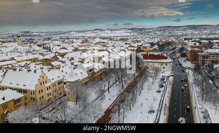 Drohnenfoto des Stadtzentrums von Sibiu, Rumänien. Die Fotografie wurde von einer Drohne in geringerer Höhe, in der Wintersaison, über dem Boulevard gemacht. Stockfoto