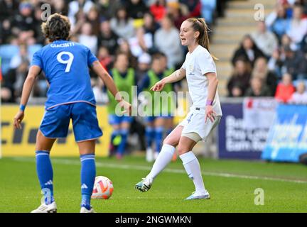 Coventry, Großbritannien. 19. Februar 2023. Keira Walsh (4) aus England, das während eines Fußballspiels für freundliche Frauen zwischen den englischen Fußballnationalmannschaften „die Löwen“ und Italien „die Azzurre“ in ihrem zweiten Spiel im Arnold Clark Cup 2023, Sonntag, den 19. Februar 2023 in Coventry, ENGLAND, gezeigt wurde. FOTO SPORTPIX | Kredit: David Catry/Alamy Live News Stockfoto