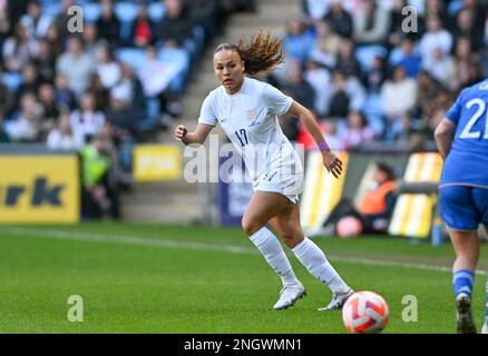 Coventry, Großbritannien. 19. Februar 2023. Ebony Salmon (17) von England, das während eines Freundschaftsspiels zwischen den englischen Fußballnationalmannschaften, die Löweninnen genannt, und Italien, die Azzurre genannt, bei ihrem zweiten Spiel im Arnold Clark Cup 2023, Sonntag, den 19. Februar 2023 in Coventry, ENGLAND, gezeigt wurde. FOTO SPORTPIX | Kredit: David Catry/Alamy Live News Stockfoto