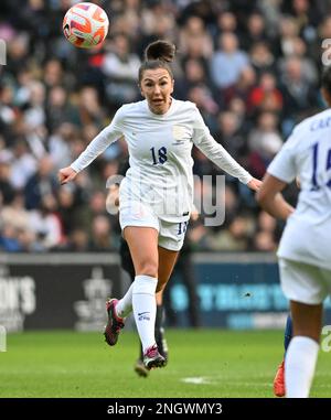 Coventry, Großbritannien. 19. Februar 2023. Katie Zelem (18) aus England, das während eines Freundinnen-Fußballspiels zwischen den englischen Fußballnationalmannschaften „die Löwen“ und Italien „die Azzurre“ in ihrem zweiten Spiel im Arnold Clark Cup 2023, Sonntag, den 19. Februar 2023 in Coventry, ENGLAND, gezeigt wurde. FOTO SPORTPIX | Kredit: David Catry/Alamy Live News Stockfoto