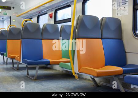MOSKAU, RUSSLAND - 18. Februar 2023 Innenausstattung eines Vorstadtzuges. Der Waggon ist drinnen. Abwesenheit von Reisenden Stockfoto
