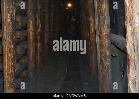 Bahngleise an den Passagen der unterirdischen Kohlebergbaugalerien Stockfoto