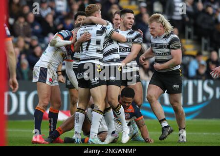 Hull, UK. 19. Februar 2023. Die Mannschaft des Hull FC feiert am 19. 19. Februar 2023 2023 (Foto von James Heaton/News Images) in Hull, Vereinigtes Königreich, einen Besessenwechsel beim Spiel der Betfred Super League Round 1 Hull FC gegen Castleford Tigers im MKM Stadium, Hull, Vereinigtes Königreich, am 2. Februar (Foto von James Heaton/News Images). (Foto: James Heaton/News Images/Sipa USA) Guthaben: SIPA USA/Alamy Live News Stockfoto