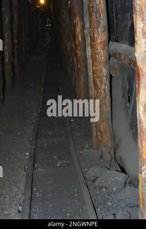 Bahngleise an den Passagen der unterirdischen Kohlebergbaugalerien Stockfoto