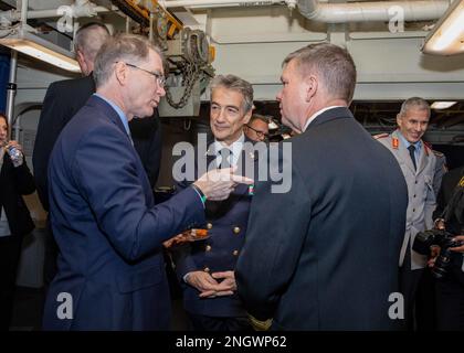 221129-N-MW880-1133 NEAPEL, Italien (29. November 2022) von links nach rechts, Shawn Crowley, USA Embassy Rome Chargé d’Affaires ad interim, USA Botschafter Rom, spricht mit dem Kommandeur der italienischen Marine, Aurelio De Carolis, und dem Kommandeur der US-amerikanischen Marine, Thomas Ishee Sechste Flotte und Marine Streik- und Unterstützungstruppen NATO, während eines Empfangs lokaler militärischer und ziviler Führer zu Ehren der US-italienischen Beziehung, an Bord des Flugzeugträgers USS George H.W. der Nimitz-Klasse Bush (CVN 77), während er am 29. November 2022 in der Bucht von Neapel ankerte. Die George H.W. Bush Carrier Strike Group hat einen geplanten Termin Stockfoto