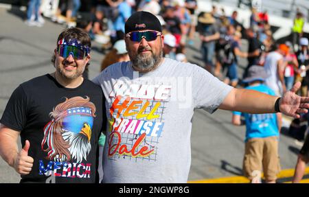 Daytona, Usa. 19. Februar 2023. Joe King, Bay Area, CA, und Ryan Noonan, Orlando, FL, genehmigen die Szene während der Pre Race Festivals für den 65. Jährlichen Daytona 500 auf dem Daytona International Speedway am 19. Februar 2023 in Daytona, FL. Foto: Mike Gentry/UPI Credit: UPI/Alamy Live News Stockfoto