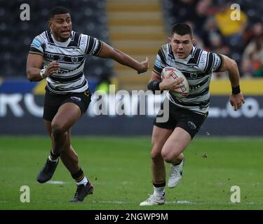 Hull, UK. 19. Februar 2023. Jake Clifford #7 von Hull FC läuft mit dem Ball während des Spiels der Betfred Super League Round 1 Hull FC gegen Castleford Tigers im MKM Stadium, Hull, Großbritannien, 19. Februar 2023 (Foto von James Heaton/News Images) in Hull, Großbritannien, am 2./19. Februar 2023. (Foto: James Heaton/News Images/Sipa USA) Guthaben: SIPA USA/Alamy Live News Stockfoto