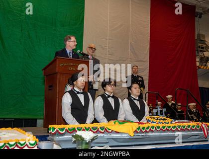 221129-N-MW880-1213 NEAPEL, Italien (29. November 2022) Shawn Crowley, Geschäftsträger ad interim, USA Embassy Rome hält an Bord des Flugzeugträgers USS George H.W. der Nimitz-Klasse bei einem Empfang für örtliche Militär- und Zivilpolitiker, die die US-italienische Beziehung ehren, eine Grundsatzrede Bush (CVN 77), während er am 29. November 2022 in der Bucht von Neapel ankerte. Die George H.W. Die Bush Carrier Strike Group ist in den USA stationiert Marinestreitkräfte Europa Einsatzgebiet, angestellt von den USA Sechste Flotte, die die Interessen der USA, Verbündeten und Partner verteidigt. Stockfoto