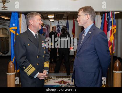 221129-N-MW880-1148 NEAPEL, Italien (29. November 2022) Vizeadmiral Thomas Ishee, Befehlshaber, USA Sechste Flotte, Commander, USA Sechste Flotte und Marine Streik- und Stütztruppen NATO, Gespräche mit Shawn Crowley, USA Embassy Rome Chargé d’Affaires ad interim, USA Botschaft Rom, an Bord des Flugzeugträgers USS George H.W. der Nimitz-Klasse Bush (CVN 77) bei einem Empfang für örtliche Militär- und Zivilpolitiker, der die Beziehung zwischen den USA und Italien würdigt, während er am 29. November 2022 in der Bucht von Neapel vor Anker ging. Die George H.W. Die Bush Carrier Strike Group befindet sich in einem geplanten Einsatz in den USA Marinestreitkräfte Europa-Gebiet Stockfoto
