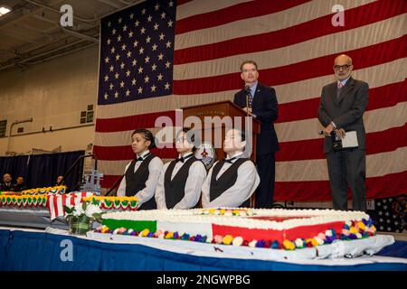 221129-N-MW880-1214 NEAPEL, Italien (29. Nov. 2022) Shawn Crowley, Geschäftsträger ad interim, US-Botschaft Rom, hält an Bord des Flugzeugträgers USS George H.W. der Nimitz-Klasse bei einem Empfang für örtliche Militär- und Zivilpolitiker, die die Beziehung zwischen den USA und Italien ehren, Keynote Bush (CVN 77), während er am 29. November 2022 in der Bucht von Neapel ankerte. Die George H.W. Bush CSG befindet sich in einem geplanten Einsatz in den USA Marinestreitkräfte Europa Einsatzgebiet, angestellt von den USA Sechste Flotte, die die Interessen der USA, Verbündeten und Partner verteidigt. Stockfoto