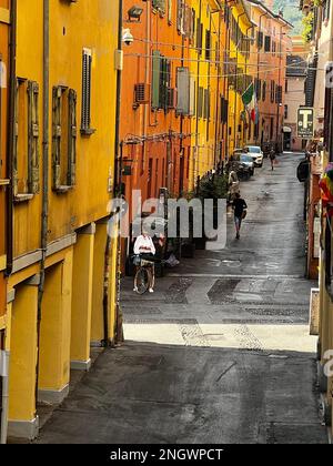 Die Via Pietralata in Bologna, Italien, ist gesäumt mit roten Terrakottadächern und hellen Farbpaletten, was Bologna zu einer pulsierenden Stadt voller Charme macht. Stockfoto