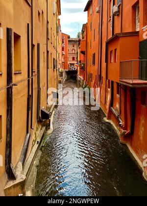 Blick auf den Canal di Reno in Bologna, Italien. Obwohl Bologna eine Stadt im Landesinneren ist, war es jahrhundertelang eine wichtige Wasserstraße und Handelsstraße Stockfoto