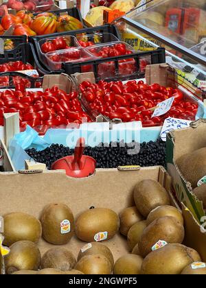 Frisches Gemüse und Obst werden auf einem Mercato (Straßenmarkt) in Bologna, Italien, ausgestellt Stockfoto
