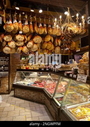 Ein charmantes Geschäft in der Nachbarschaft auf dem alten Markt von Quadrilatero, Bologna Italien, bietet traditionelles Räucherfleisch, Käse und Olivenöl. Stockfoto