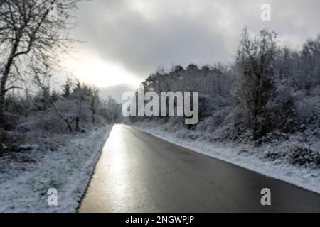 Dünne Schneeschicht an einem bewölkten Tag | Fine couche de neige un jour nuageux Stockfoto
