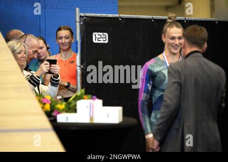 APELDOORN - Femke Bol mit Weltrekord in den 400m Jahren am zweiten Tag der niederländischen Hallenathletik-Meisterschaft. Auf der rechten Seite Lieke Klaver, der Zweiter wurde. ANP OLAF KRAAK Stockfoto