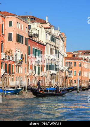 Venedig, Italien - 13. februar 2023 Venezianischer Gondoliere, Rudergondel mit Touristenattraktionen als Karnevalssaison Stockfoto