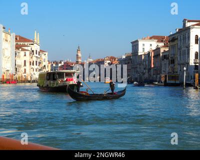 Venedig, Italien - 13. februar 2023 Venezianischer Gondoliere, Rudergondel mit Touristenattraktionen als Karnevalssaison Stockfoto