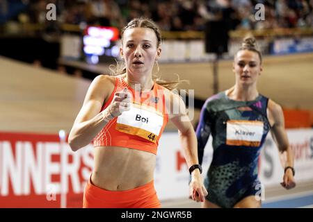 APELDOORN - Femke Bol mit Weltrekord in den 400m Jahren am zweiten Tag der niederländischen Hallenathletik-Meisterschaft. Auf der rechten Seite Lieke Klaver, der Zweiter wurde. ANP OLAF KRAAK niederlande raus - belgien raus Stockfoto