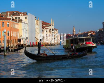 Venedig, Italien - 13. februar 2023 Venezianischer Gondoliere, Rudergondel mit Touristenattraktionen als Karnevalssaison Stockfoto