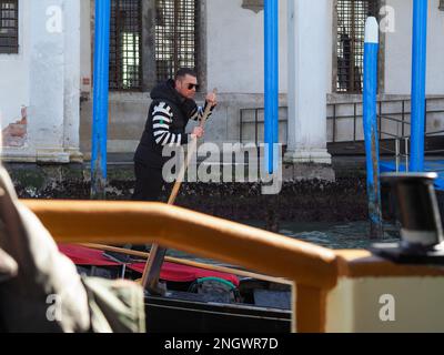 Venedig, Italien - 13. februar 2023 Venezianischer Gondoliere, Rudergondel mit Touristenattraktionen als Karnevalssaison Stockfoto