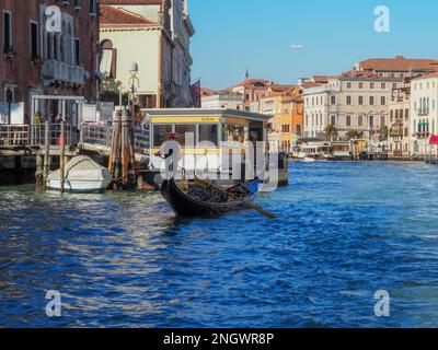 Venedig, Italien - 13. februar 2023 Venezianischer Gondoliere, Rudergondel mit Touristenattraktionen als Karnevalssaison Stockfoto