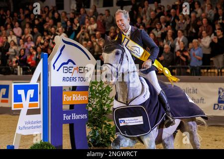 19. Februar 2023, Schleswig-Holstein, Neumünster: Reitsport/Springen: Grand Prix (Riders Tour Final). Rolf-Göran Bengtsson aus Schweden über Zuccero in Aktion. Er gewinnt den Springwettbewerb. Foto: Stefan Lafrentz/dpa Stockfoto